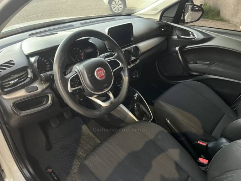 FIAT - ARGO - 2017/2018 - Branca - R$ 52.900,00